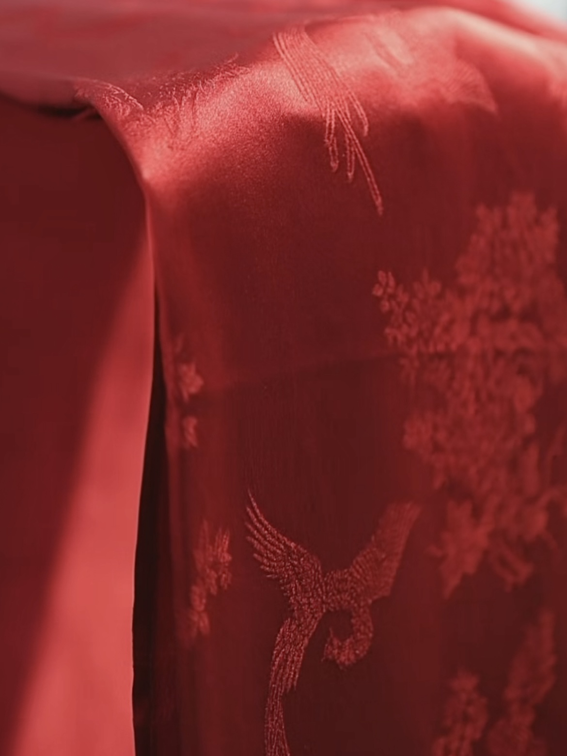 清朝の福利厚生～ワンピースの巻きスカート！朱色の鳳凰模様の純桑絹のエンボス加工サテンの巻きスカートの長さは約88cm