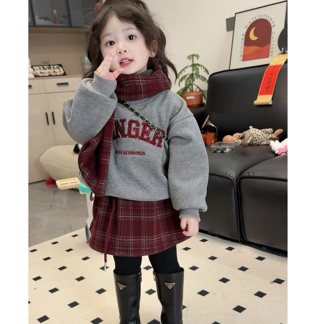 Свитер для девочек, новинка 2025 года, осенне-зимняя юбка в клетку, женское сокровище, цельный бархатный костюм принцессы в западном стиле, трендовая тройка
