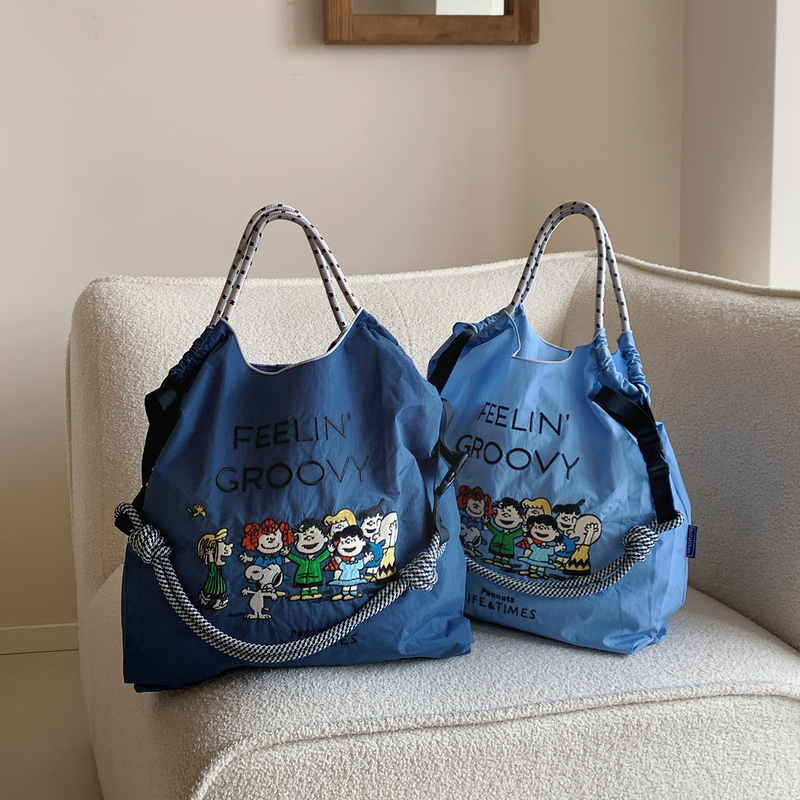 Japanese-Style Snoopy Buddy Ballchain Embroidered Shopping Bag, Large Capacity, Versatile Shoulder and Crossbody Bag, Fashionable Japanese-Style Snoopy Buddy Ballchain Embroidered Shopping Bag, Large Capacity, Versatile Shoulder and Crossbody Bag, Fashionable