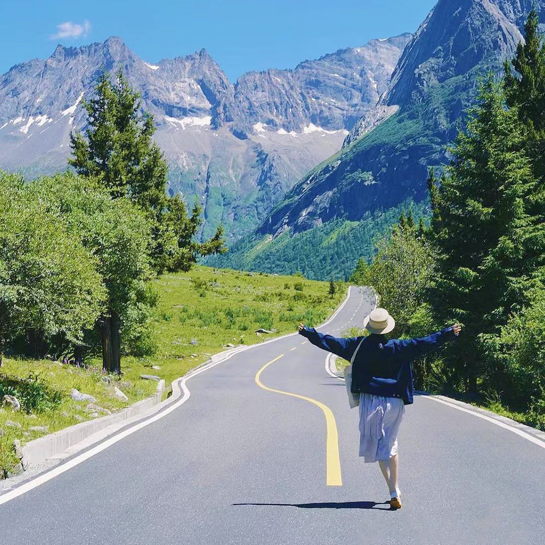 稻城亚丁跟团游推荐？2025年最新玩法你必须知道！