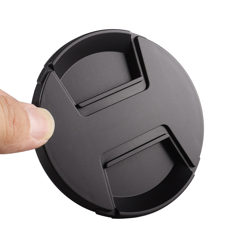 ミラーレスカメラ用第2世代レンズキャップ。レンズキャップの中央をつまんでください（43/49/52/55/58/62/67/72/82mm）。