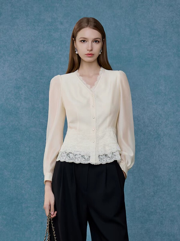 In-Stock Fast Delivery Mozo 2026 Autumn New French V-Neck Lace Patchwork Shirt Vintage Elegant Aristocratic Style Top In-Stock Fast Delivery Mozo 2026 Autumn New French V-Neck Lace Patchwork Shirt Vintage Elegant Aristocratic Style Top