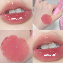 A watery peach color ~ Little Bear Water Glossy Lip Glaze moisturizes mirror-like pouty lips long-lasting makeup is not easy to stick to the cup and looks tender lipstick