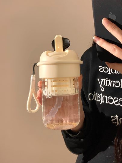 Einfacher Wasserbecher für Mädchen mit gutem Aussehen im Sommer 2025, neuer Stroh-Teelager-Büro, tragbarer Studenten-Glasbecher