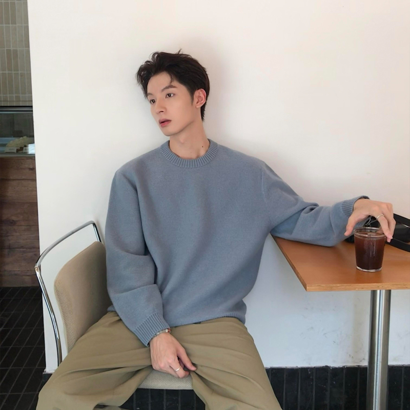 Cleanfit Haze Blue Ribbed Round Neck Knitted Sweater for Men 2026 Autum Retro Pure Color Inner Layering Top Cleanfit Haze Blue Ribbed Round Neck Knitted Sweater for Men 2026 Autum Retro Pure Color Inner Layering Top