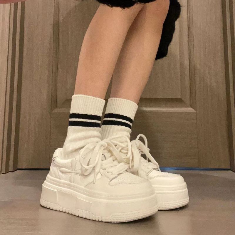 Белые кожаные туфли-маффины на толстой подошве; новинка 2025 года; женская осенне-зимняя спортивная обувь; шикарные универсальные кроссовки небольшого роста