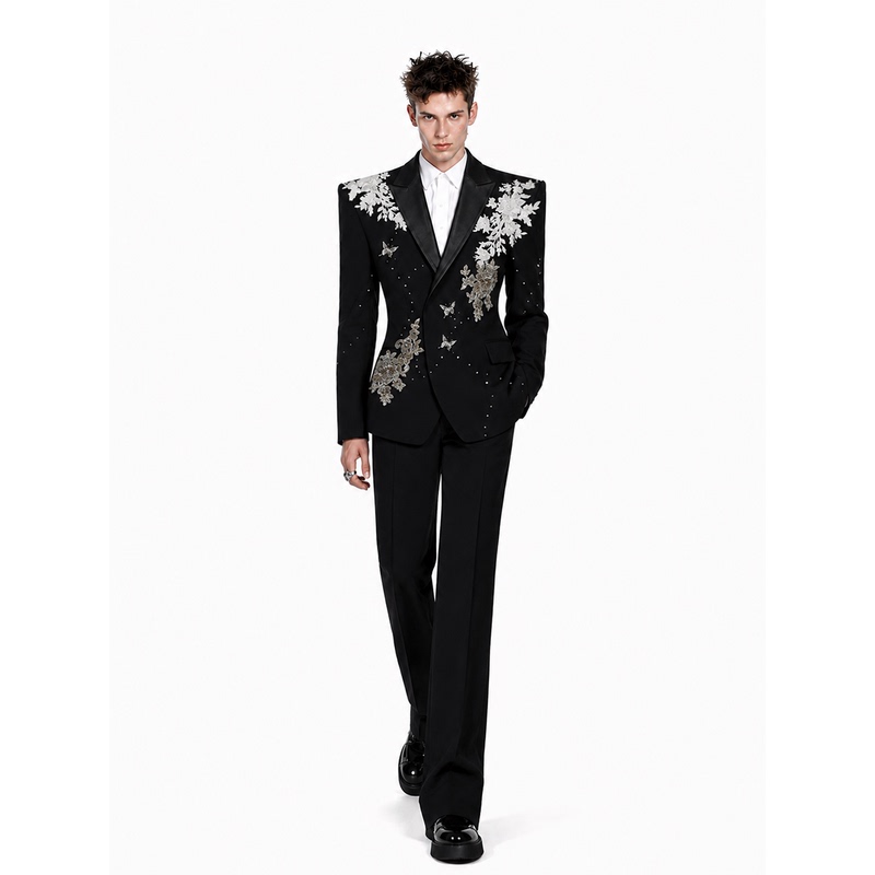 Chela【Tracking the Trends】Wide-Shoulder, Narrow-Waist Blazer with a Structured Design and a Stylish Shoulder Lift, Waist-Cinching Suit