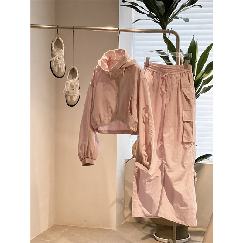 Casual Sports Suit for Women, Spring and Autumn, Height-Enhancing Outfit, a Complete Set with a High-End Feel, Including a Softshell Jacket, Cargo Pants, and Sweatshirt Two-Piece Set Casual Sports Suit for Women, Spring and Autumn, Height-Enhancing Outfit, a Complete Set with a High-End Feel, Including a Softshell Jacket, Cargo Pants, and Sweatshirt Two-Piece Set