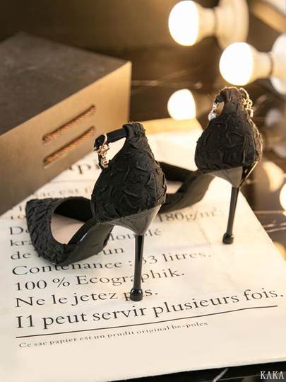 Zapatos sexys de tacón alto, coqueteo en la cama, zapatos femeninos sexys, la dama penetra el ojo, pura lujuria, mata al hombre con un cañón de sandalias.