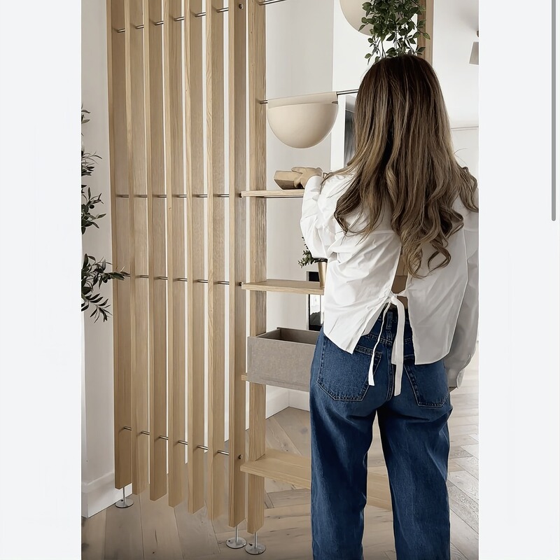 Japanese-Style Minimalist Natural Wood Color Solid Wood Screen Partition Column for Living Room and Dining Room Entrance, Light-Transmitting Grille with Storage Space