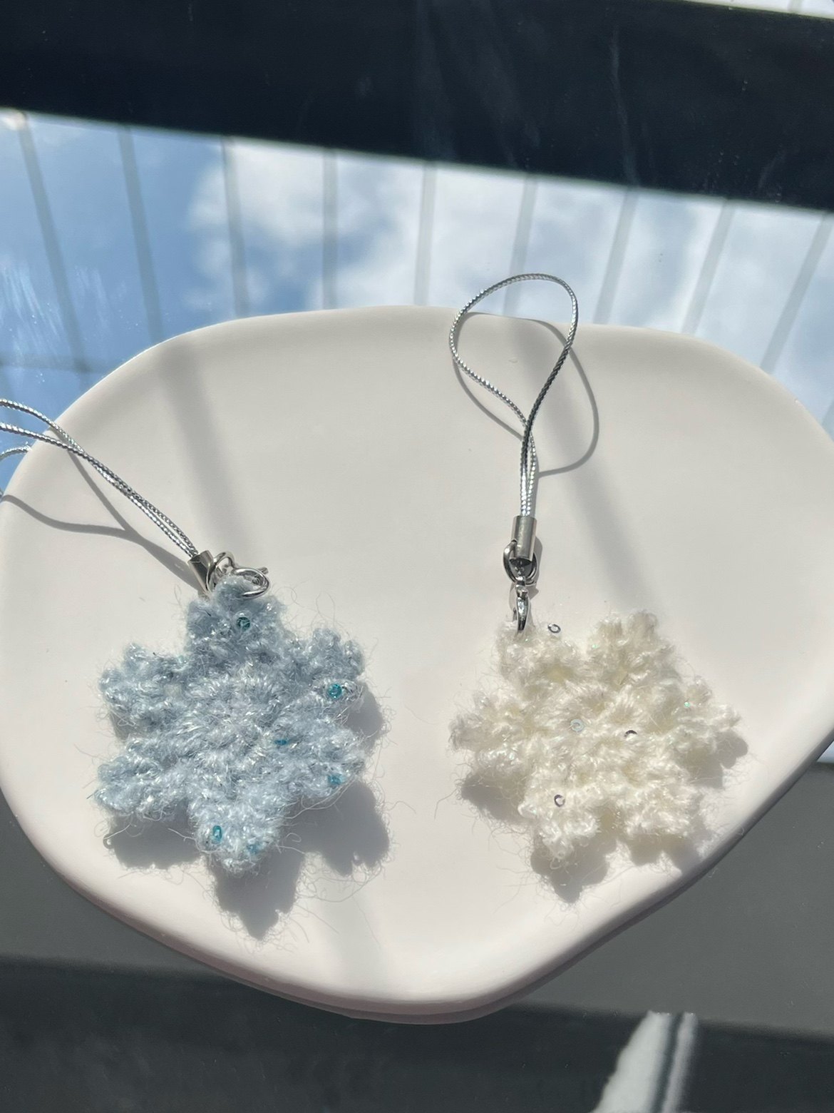 Snowflake-shaped knitted phone charm, cute USB flash drive anti-loss pendant, mini plush lanyard bag ornament