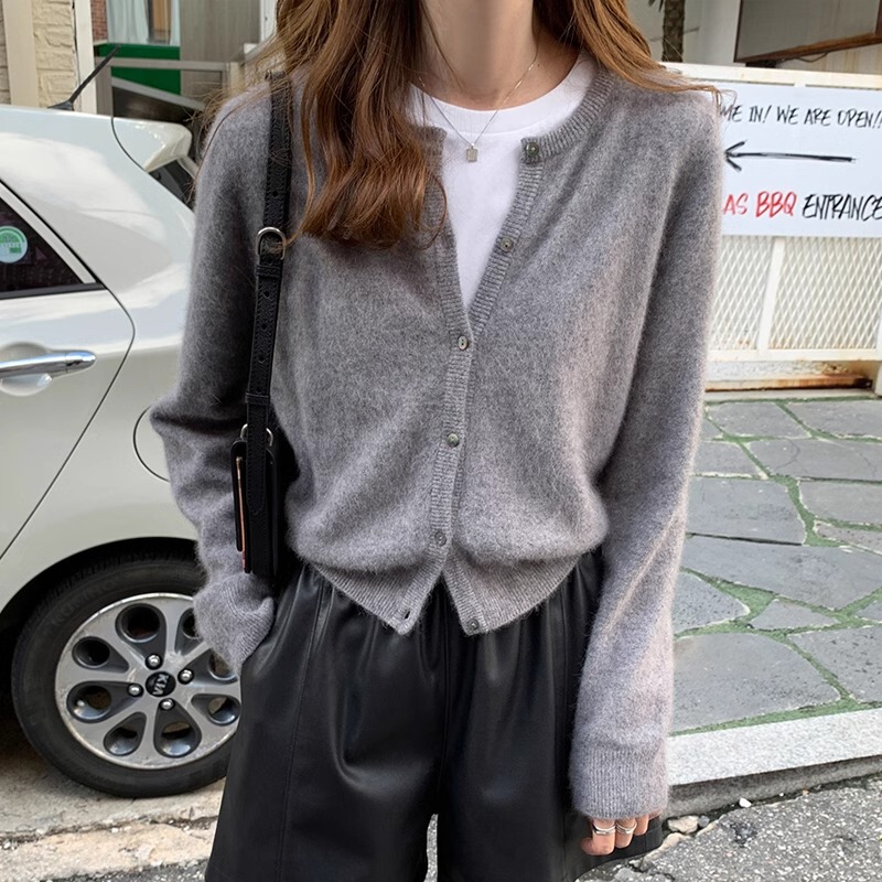 Autumn and Winter New High-End Gray Cardigan for Women, Short Round-Neck Base Shirt, Super Popular Cec Jacket, Knitted Sweater