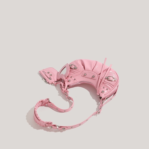 Ургская сумка для подмышки мини-мотоциклетная сумка 2025 Новая заклепка для кисточки с тремя в одном полумесяце складывает одно плечо.