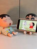 Cute Japanese Anime Crayon Shin-Chan Figure in a Nightgown, Shin-Chan Nohara Shinnosuke Model, Desktop Decoration, Creative Ornament, Phone Stand