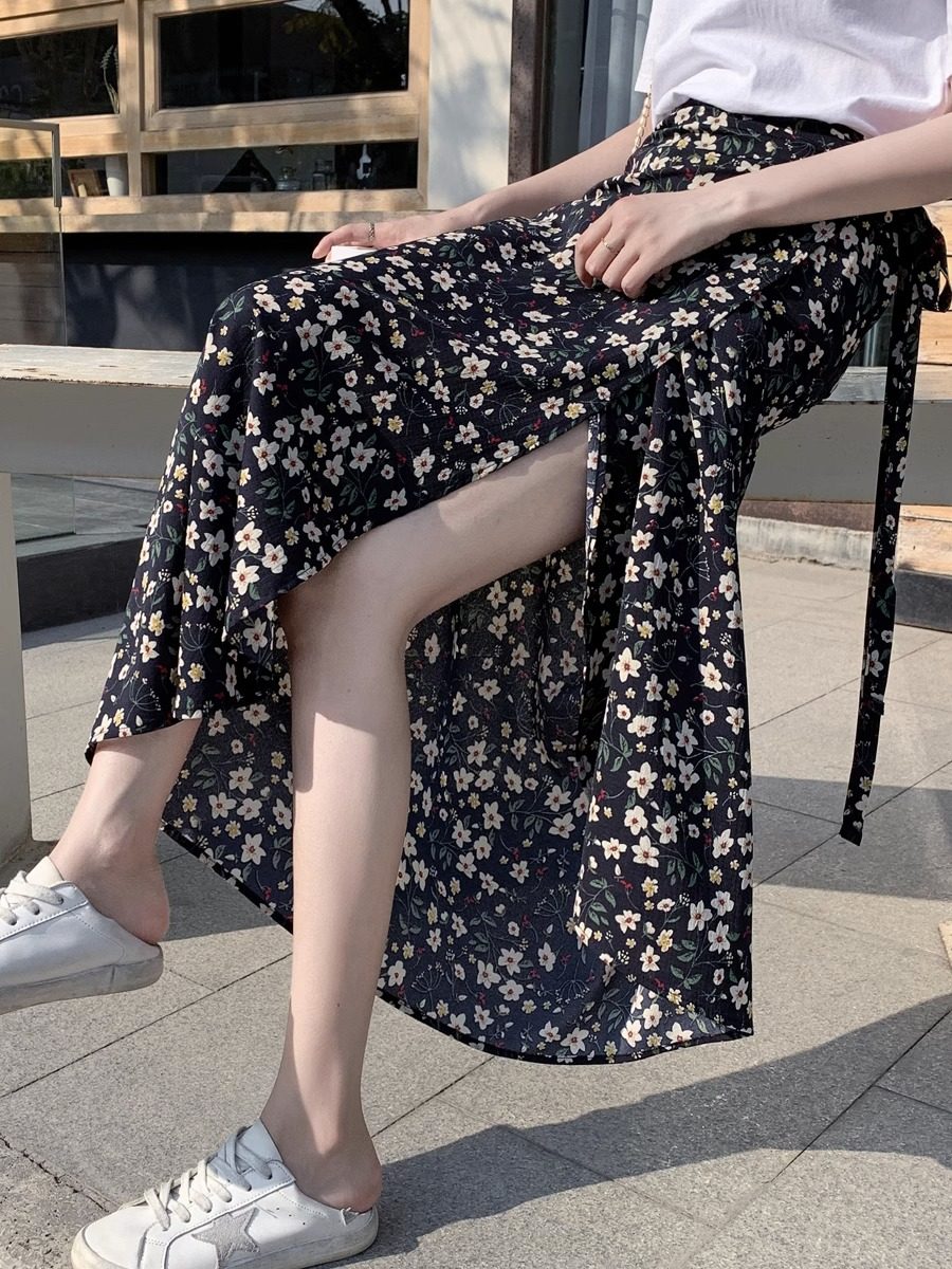 女性用、スリムに見える花柄プリントのウエストリボン付きワンピーススカート。ハイウエスト、不規則なシルエット、ボディコン、スリット入り、ロングスカート、夏用日焼け防止スカート。