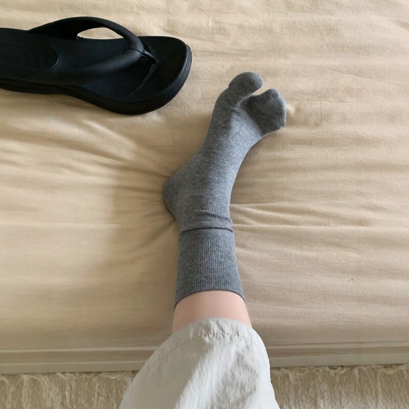 Directly Hit the Aesthetic Sweet Spot with Gray Toe-Separated Socks! Japanese-Style Simple, Soft, and Cozy Gray Knit Mid-Calf Socks Directly Hit the Aesthetic Sweet Spot with Gray Toe-Separated Socks! Japanese-Style Simple, Soft, and Cozy Gray Knit Mid-Calf Socks