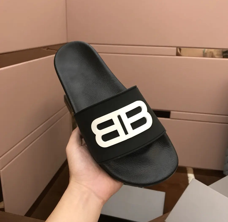 2025 Summer New Couple Style Letter Slippers for Outdoor Wear, Versatile, Breathable, Fashionable Slip-On Sandals, Beach Non-Slip Sandals