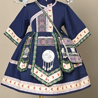 Темно-синяя одежда + небольшая сумка + небольшой головной убор.