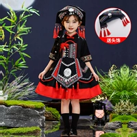 Черно-красный костюм + веерный головной убор.