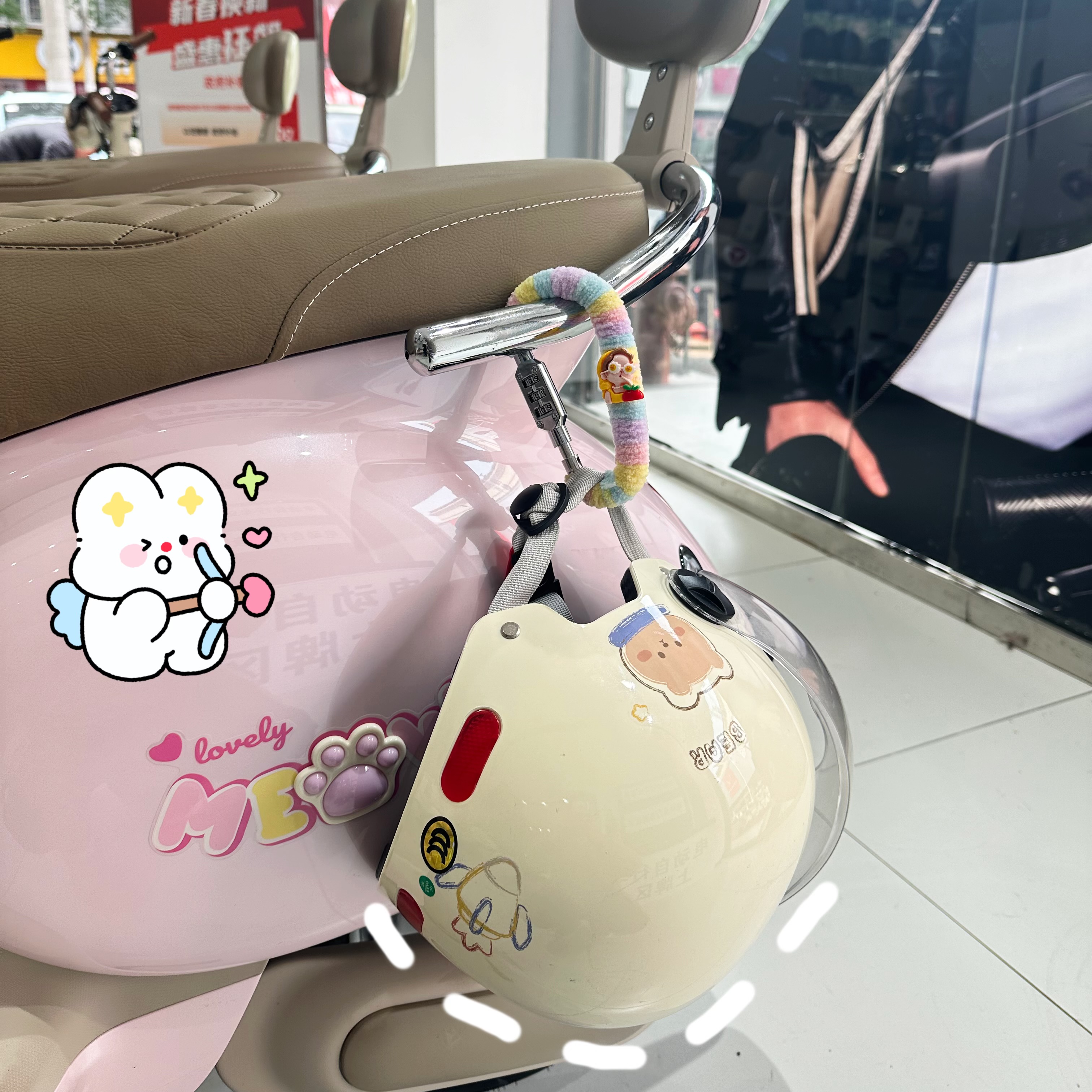 女の子用電動自動車ヘルメットロックの豪華な縁取りは、車の塗装やバッテリーを傷つけません。スクーターの後部座席ヘルメット安全帽子ロック