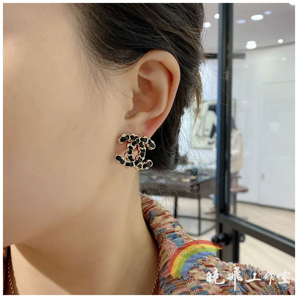 Подлинные серьги CHANEL Channel 23b новые черные порошковые стежки кожаные носимые эмаль двойная буква C серьги
