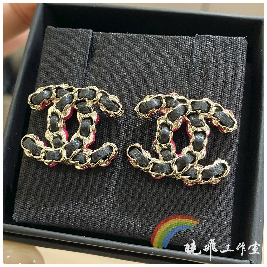 Подлинные серьги CHANEL Channel 23b новые черные порошковые стежки кожаные носимые эмаль двойная буква C серьги