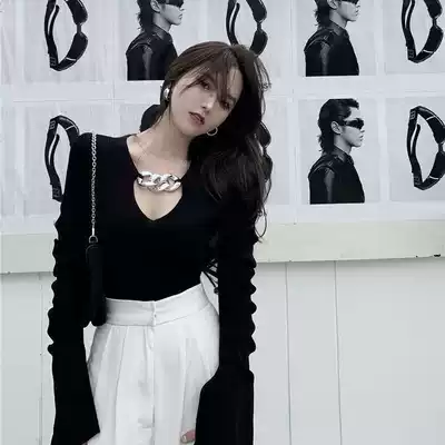 2021 spring new chain top design sense black knitted T-shirt women tight long sleeve V collar interior base shirt