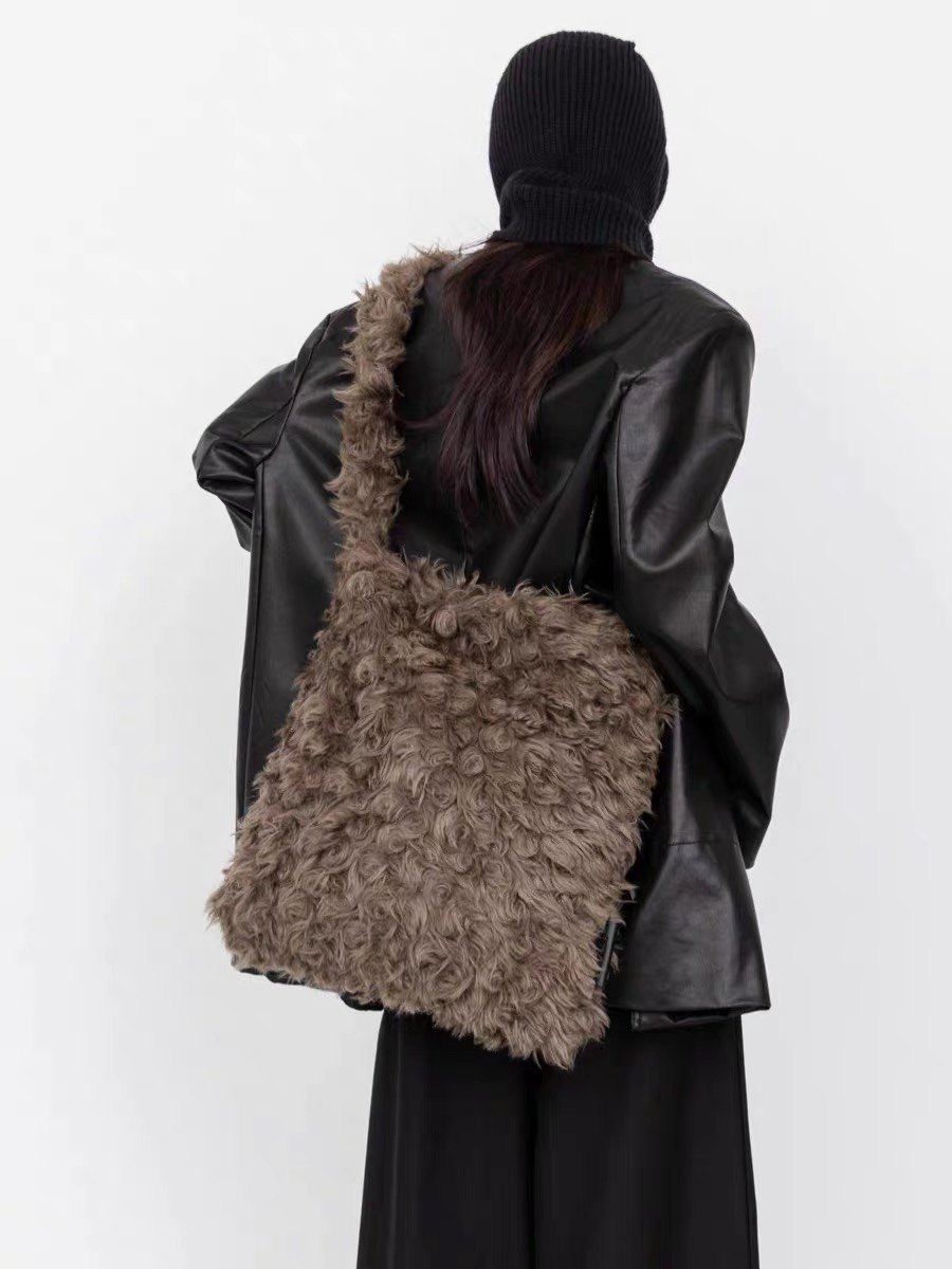 Осенне-зимняя плюшевая сумка через плечо, женская сумка-мессенджер, высококачественная текстура, новинка 2025 года, блуждающий стиль, нишевый дизайн.