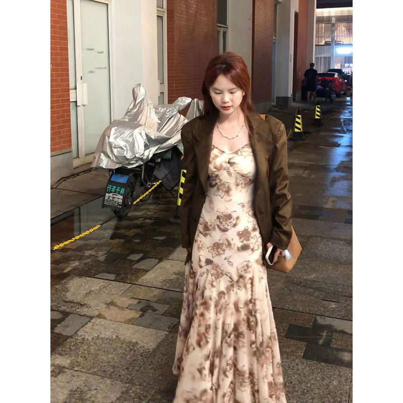 Cry French Retro Style V-Neck Tie-Dye Print Spaghetti Strap Dress with a Touch of Pure Desire, Paired with a Coffee-Colored Leather Jacket