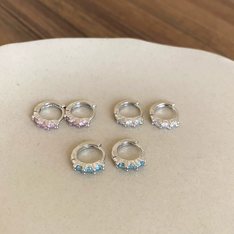 Изящные серьги с цирконом, тренд сезона