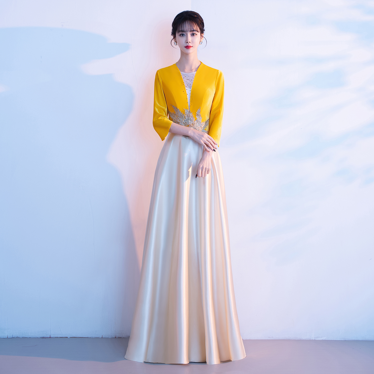 合唱団、赤歌歌手、大人の指揮者、ホステスドレス、朗読競技用の新しいスタイルのパフォーマンス服