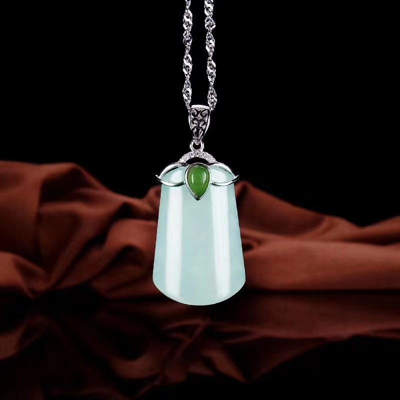 Natural Emerald A Goods Pure Silver Inlaid National Wind Four Leaves Grass Safe Button Precious Stones Necklace Elegant And Delicate Collarbone Chain