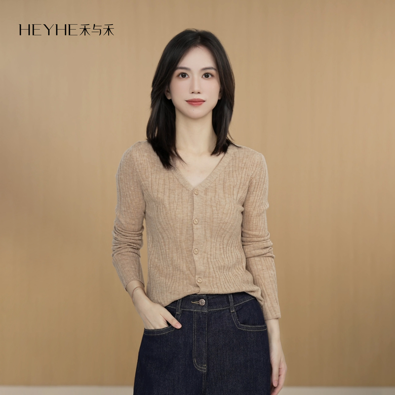 Xiaohe【Cream Almond】100% Sheep Wool, Smooth and Soft, V-Neck Texture, Slimming, Lightweight, Refreshing Knit Cardigan Xiaohe【Cream Almond】100% Sheep Wool, Smooth and Soft, V-Neck Texture, Slimming, Lightweight, Refreshing Knit Cardigan