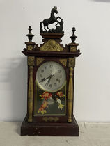 Hope that old objects are nostalgic rural old-fashioned wall clocks old-fashioned mechanical wall clock ornaments farmhouse folk retro costumes