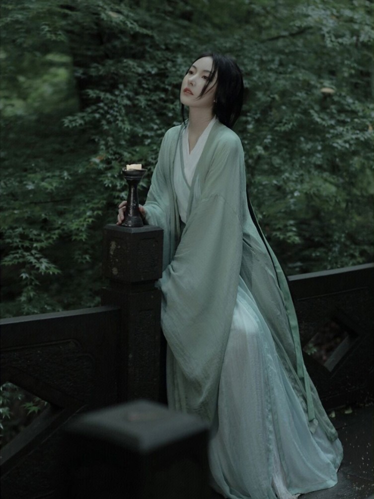 趙麗穎が映画『鳳凰』で着用したのと同じ古代の衣装スタイル――沈麗星芝。ゆったりとした袖と流れるようなスカートが特徴の、優雅で上品な漢服。