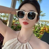 Солнцезащитные очки белой рамы для женщин 2025 Новая высококачественная защита от солнца и ультрафиолетовые лучи, подходящие для квадратной лица и небольших поляризованных солнцезащитных очков