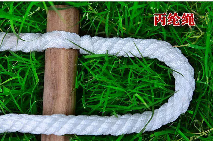 Dưới gầm giường, thang ký túc xá được trải lên xuống bằng dây thừng dùng cho thang nhà, thang dây leo núi được sử dụng rộng rãi làm phương tiện cứu hộ học sinh. dây thoát hiểm nhà cao tầng
