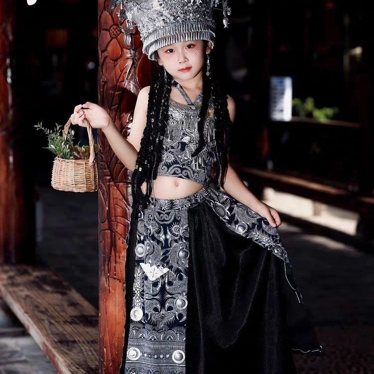 女の子のミャオ族の衣装、個性的な特徴、舞台パフォーマンス、ミャオ族の王女のバティックスーツ、民族風の子供の写真