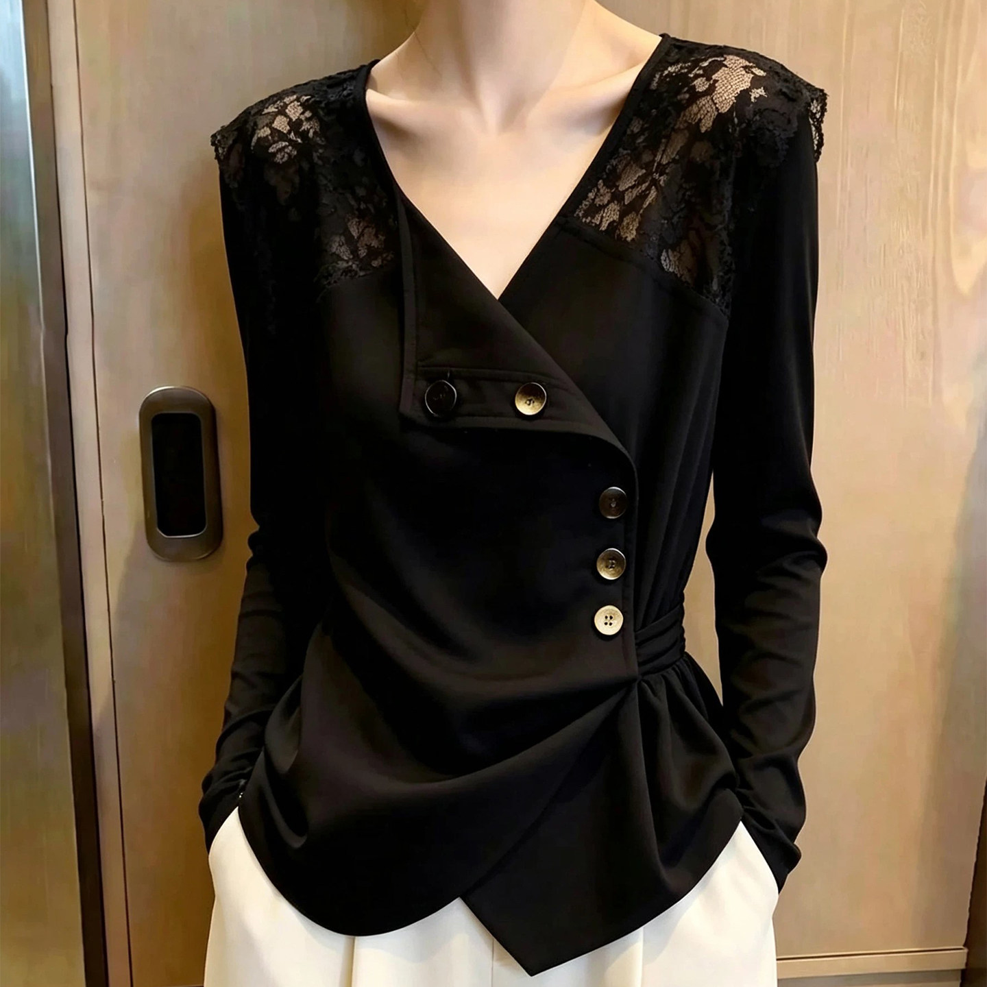 A sophisticated and elegant black V-neck lace-trimmed raglan sleeve long-sleeved shirt for women, a new autumn style that's super pretty and slimming.
