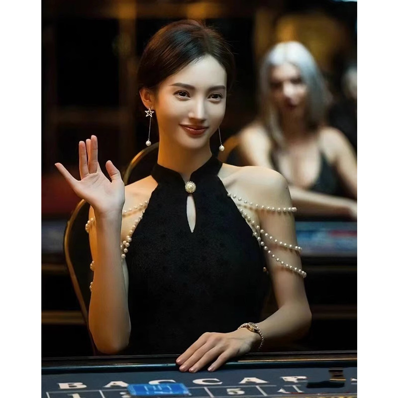 ジン・チェン風のチャイナドレスは普段着にも適しており、黒のフィッシュテールドレスは「オールイン」ルックです。