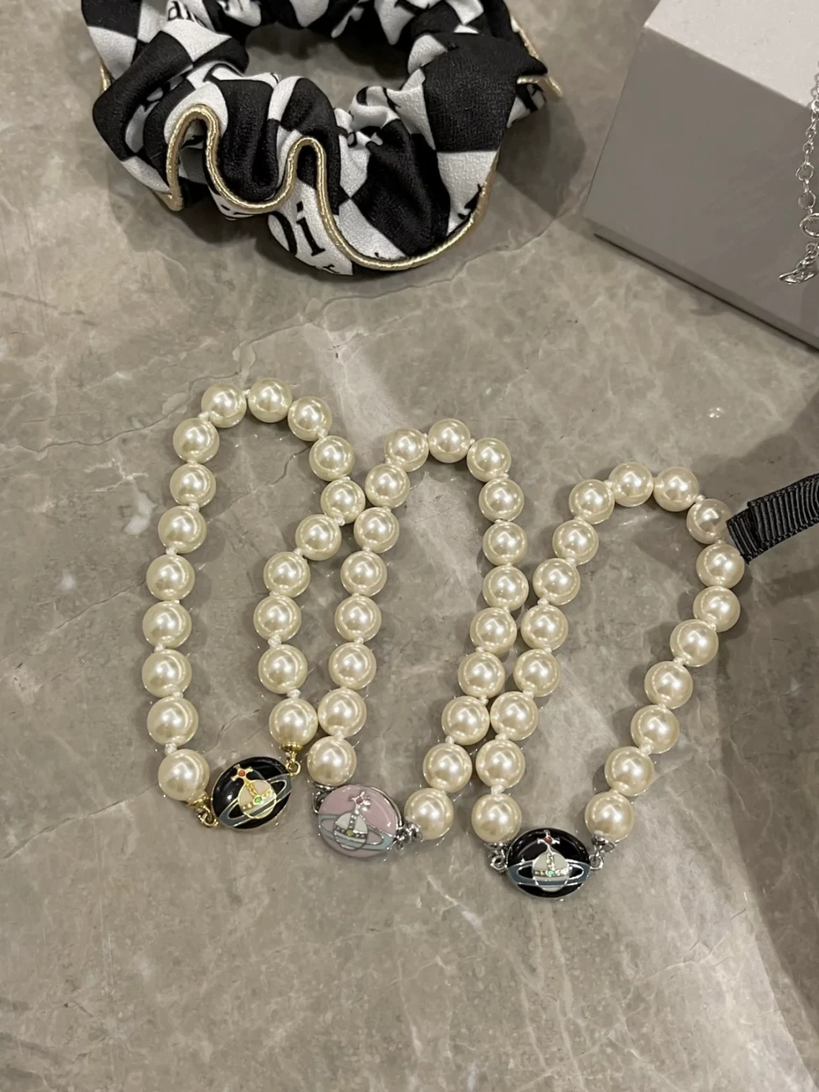 Официальный подлинный браслет из коллекции Vivienne Westqueen Queen Enamel Magnetic Pearl Saturn, люксовый