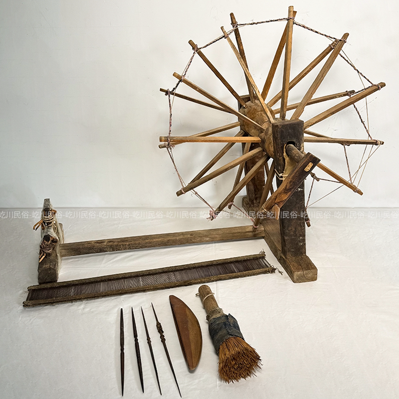Folk Nostalgic Old Objects, Old-Fashioned Loom, Old Shuttle, Hand-Cranked Spinning Wheel, Spindle Rod, Film and Television Props, Decorative Ornaments Folk Nostalgic Old Objects, Old-Fashioned Loom, Old Shuttle, Hand-Cranked Spinning Wheel, Spindle Rod, Film and Television Props, Decorative Ornaments