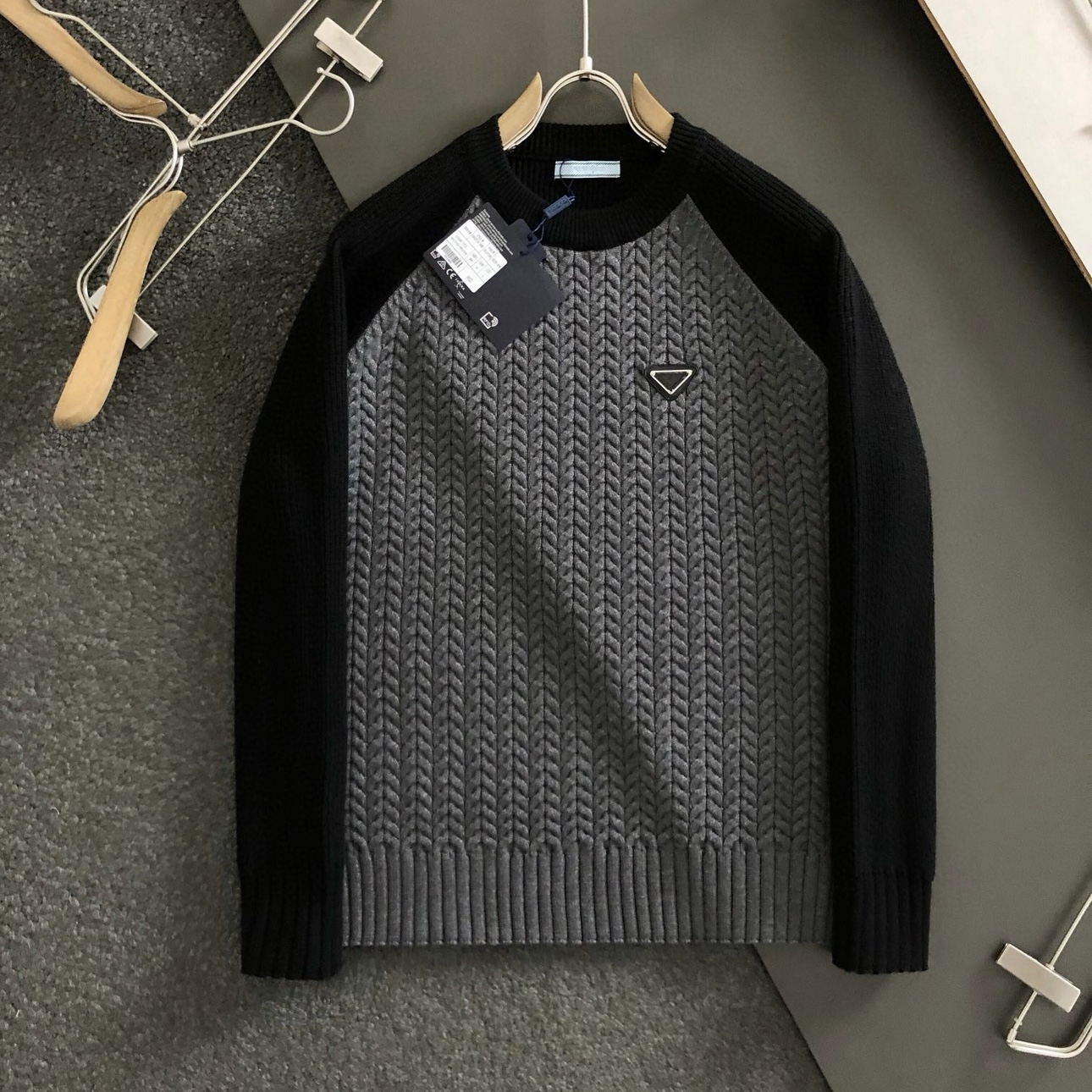 23 Autumn Winter Tide Card Triangular Alphabet Sweater for men and women The new two-tone spliced wool-knit fleece-knit wool knit lovers-Taobao