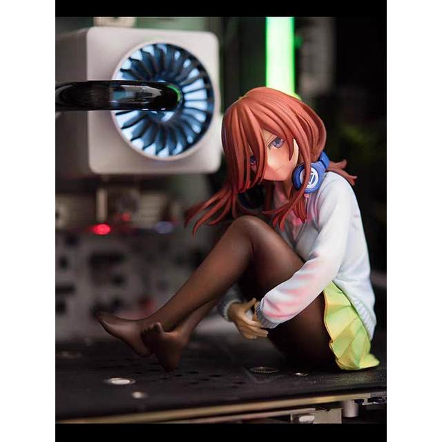 Five equal parts of the flower marriage Nakano Nino Sanjiu figure desk school uniform beautiful girl two-dimensional peripheral car chassis