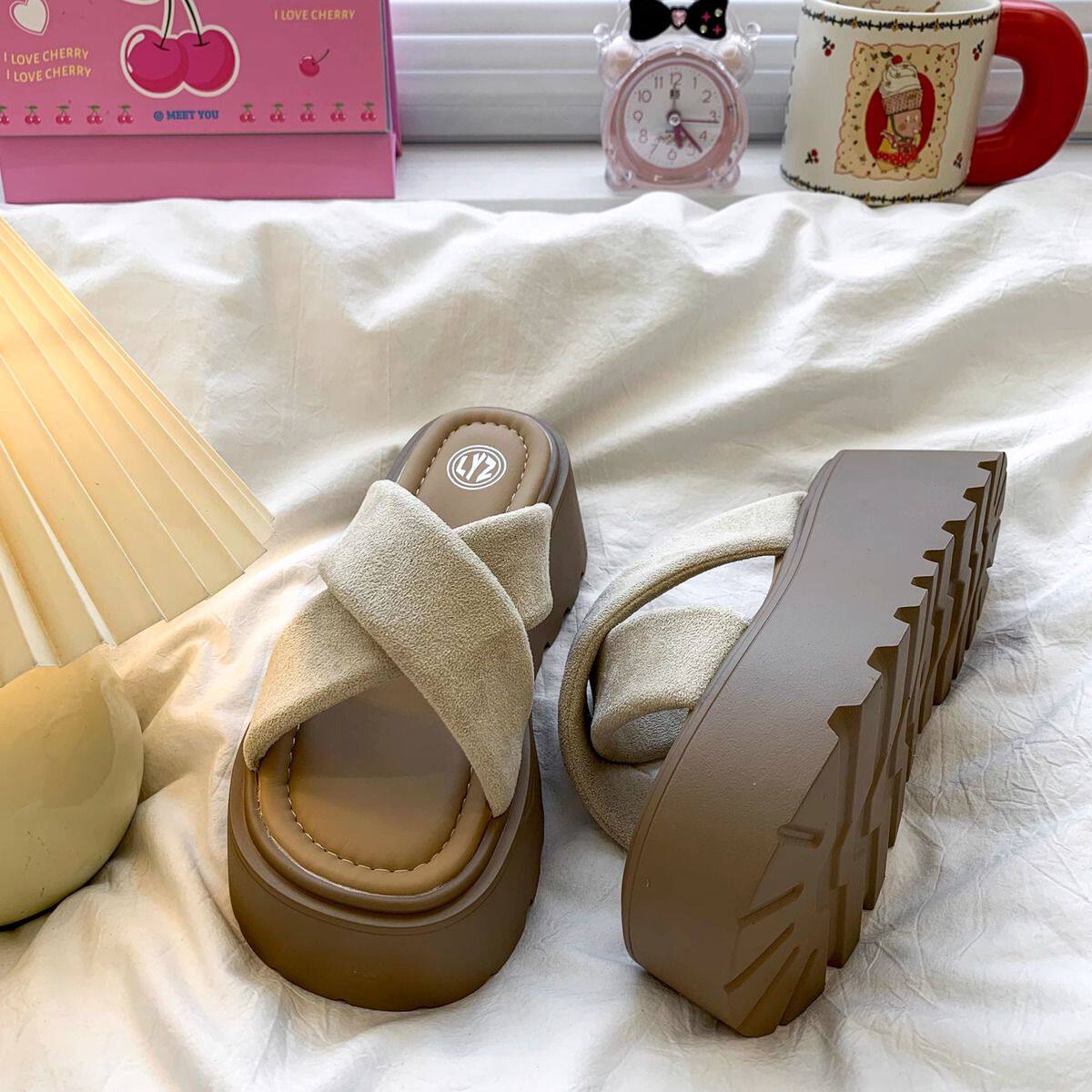 厚底增高交叉带拖鞋女2026年春季新款休闲时尚百搭露趾一字拖外穿