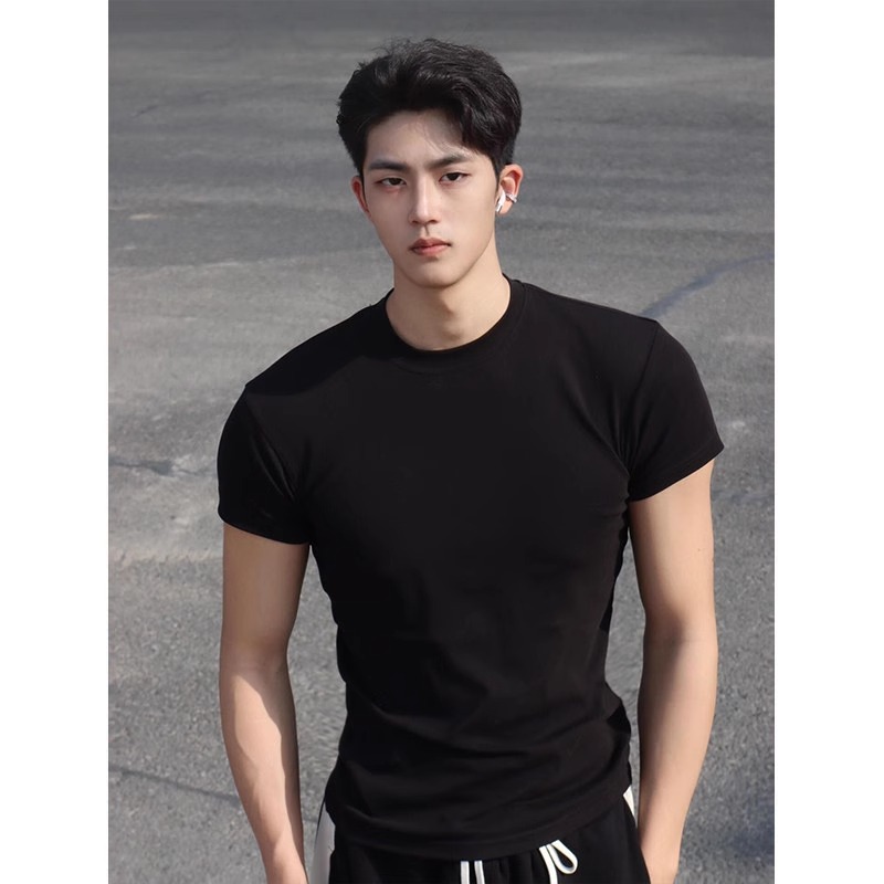 夏のフィットネスに最適な、袖口と小さなネックラインを備えたメンズ半袖Tシャツ