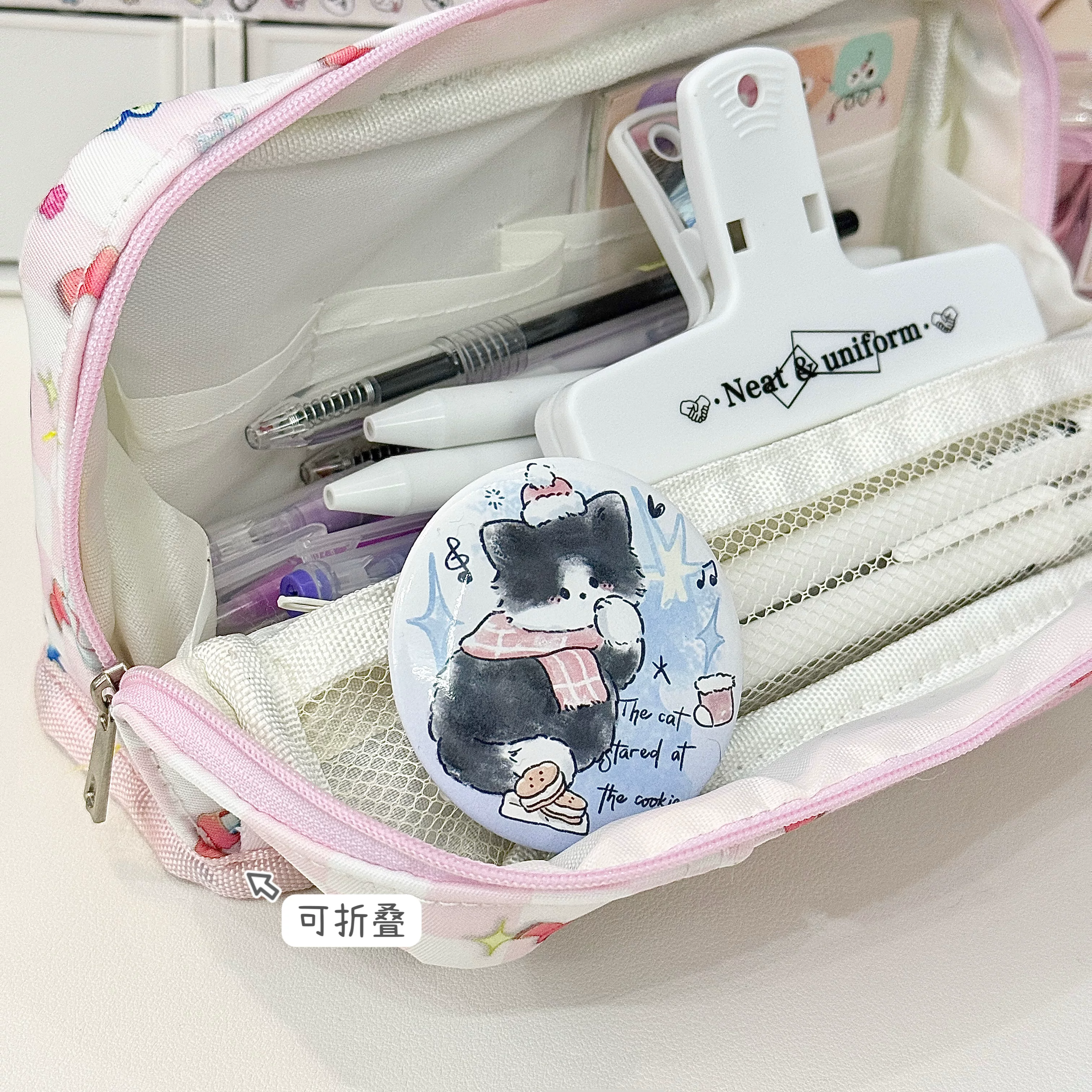 Квадратный фуксиевый стилизованный вместительный складной пенал с карандашами