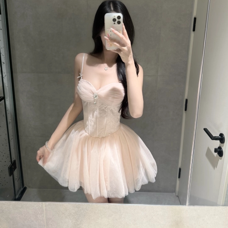 French-Style Super Fairy-Like Gentle and Delicate Slim-Fit Spaghetti Strap Dress, New Pure and Elegant High-End Mesh Slimming Short Skirt for Women French-Style Super Fairy-Like Gentle and Delicate Slim-Fit Spaghetti Strap Dress, New Pure and Elegant High-End Mesh Slimming Short Skirt for Women