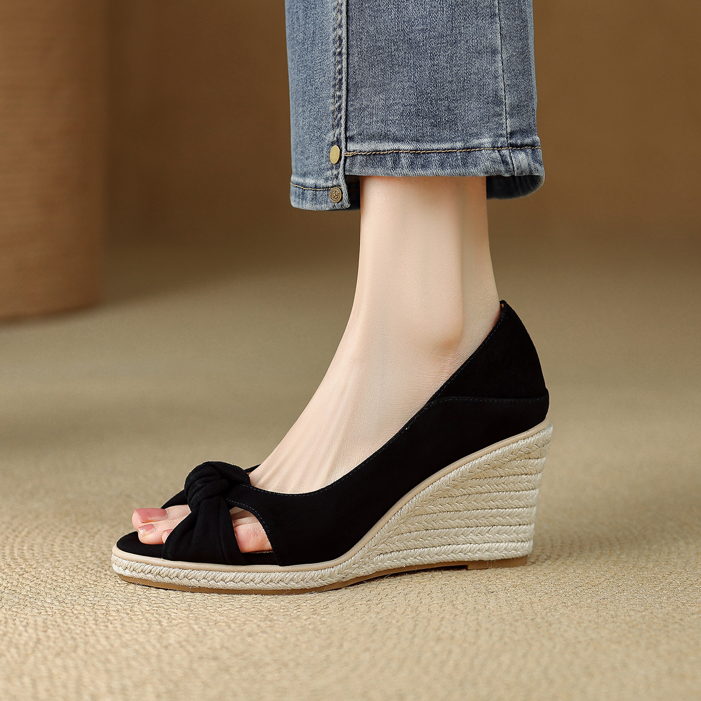 夏にぴったりの、とても美しいオープントゥのレディースサンダル。スタイリッシュな麦わら編みのウェッジヒール、シープスキンサンダルで、履き心地の良いハイヒールです。