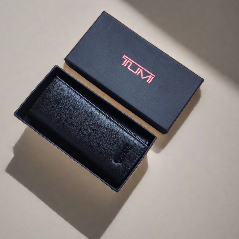 Tumi 70% off Genuine Leather Key Case Men's Keychain Key Case Tumi 70% off Genuine Leather Key Case Men's Keychain Key Case